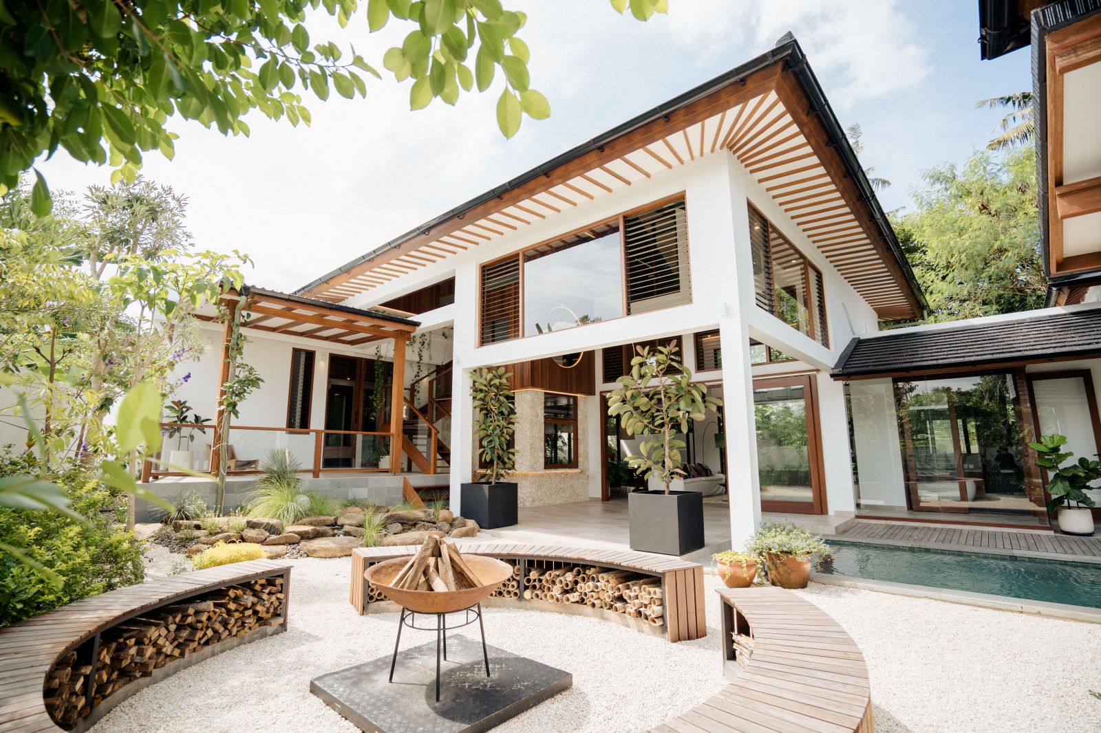 ROMANTIC SUMMER HOUSE